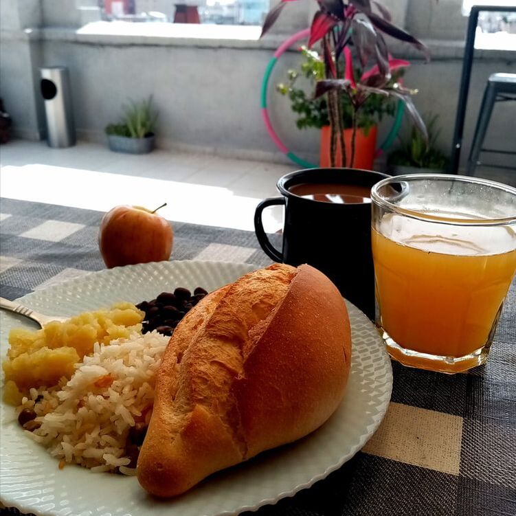 Breakfast for $30 MXN, includes 1 serving of each: 3 hot dishes (vegan/vegetarian), fruit, fresh juice, sweet bread, and coffee. Desayuno en $30 MXN, incluye 1 porcion de cada uno: 3 guisados (vegano/vegetariano), fruta, jugo fresco, pan dulce, y cafe.